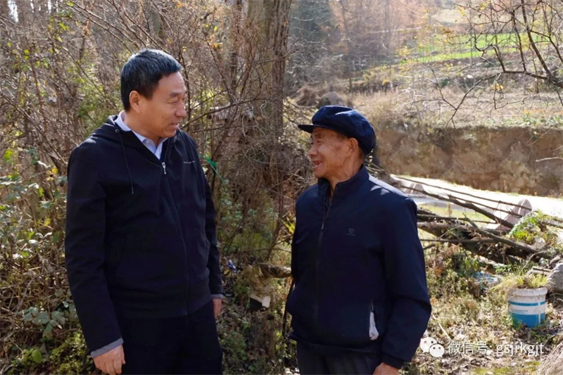 1XBET在线在帮扶村开展“冬季送温暖”活动